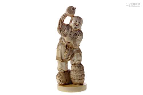 A JAPANESE IVORY CARVING OF A MAN