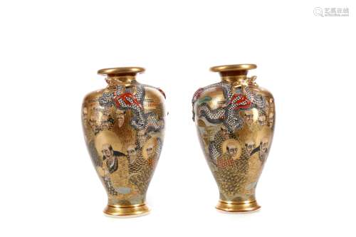 A PAIR OF EARLY 20TH CENTURY JAPANESE SATSUMA VASES