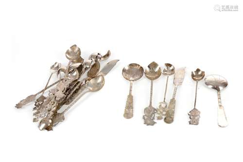 A SET OF SIX SIAMESE SILVER TEASPOONS AND OTHER ITEMS