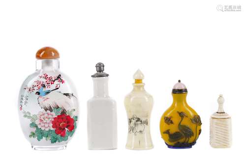 A OT OF FIVE CHINESE SNUFF AND SCENT BOTTLES