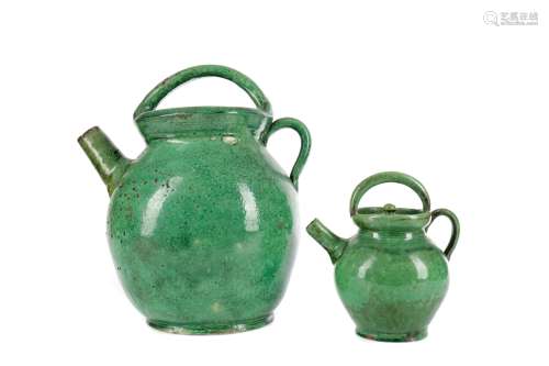 AN EARLY 20TH CENTURY CHINESE STONEWARE TEA POT