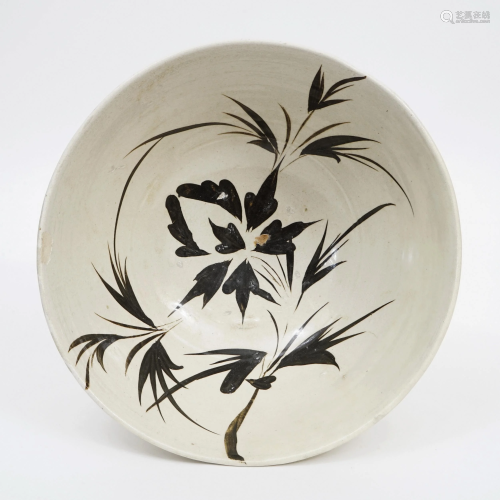 A LARGE BOWL OF CIZHOU KILN WITH BLACK FLOWERS ON WH…