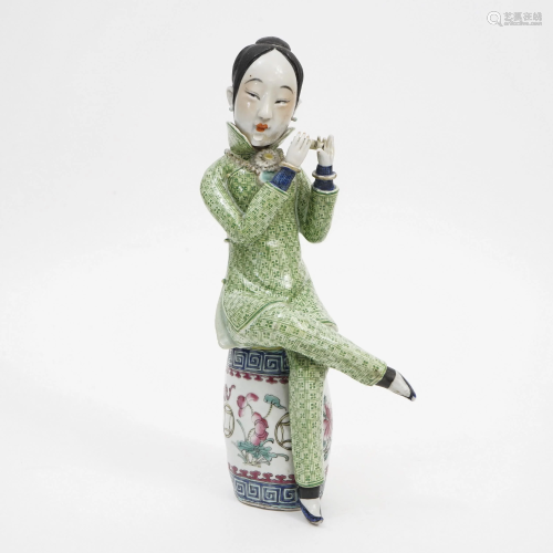 A FAMILLE ROSE STATUE OF A GEISHA, 