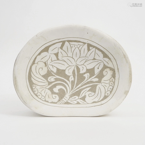 A PIECE OF CIZHOU KILN, WHITE GLAZE CARVED PILLOW