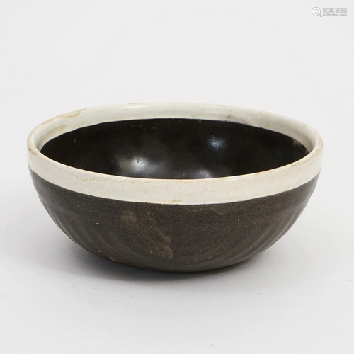 A CIZHOU KILN BOWL WITH WHITE WHEEL PATTERN