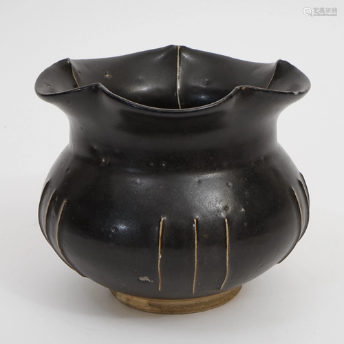 A BLACK GLAZE FLOWER-SHAPED JAR FROM CIZHOU KILN