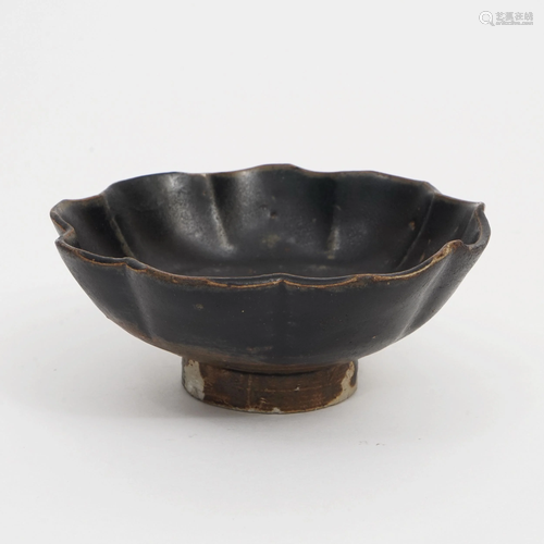 A FLOWER-SHAPED BOWL FROM JIZHOU KILN