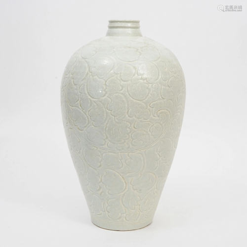 A JINGDEZHEN KILN CARVED VASE