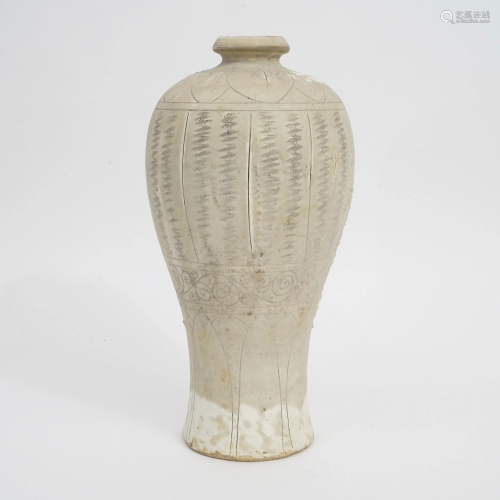 A CIZHOU KILN CARVED VASE