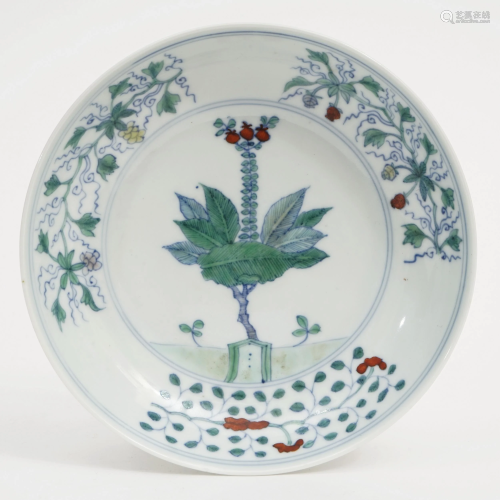 A CONTRASTING COLOR FLOWER PATTERN PLATE