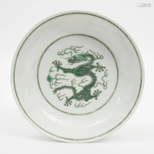 A FAMILLE ROSE PLATE WITH DRAGON PATTERNS