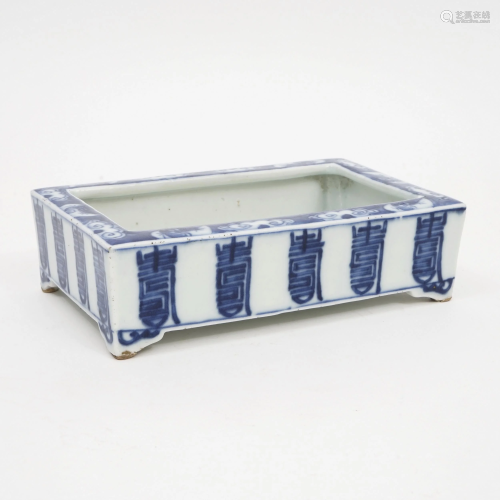 A BLUE AND WHITE PORCELAIN STOVE