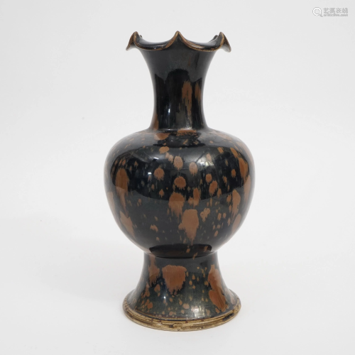 A CIZHOU KILN VASE WITH FLOWER-SHAPED MOUTH