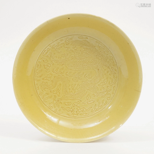 A YELLOW-GLAZED DRAGON-PATTERNED PLATE