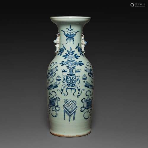 GRAND VASE GUANYIN en porcelaine et émaux bleu sous couverte...