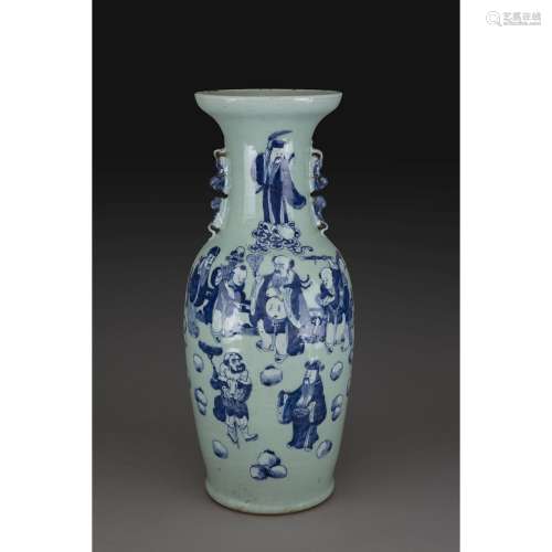 GRAND VASE GUANYIN en porcelaine et émaux bleu sous couverte...