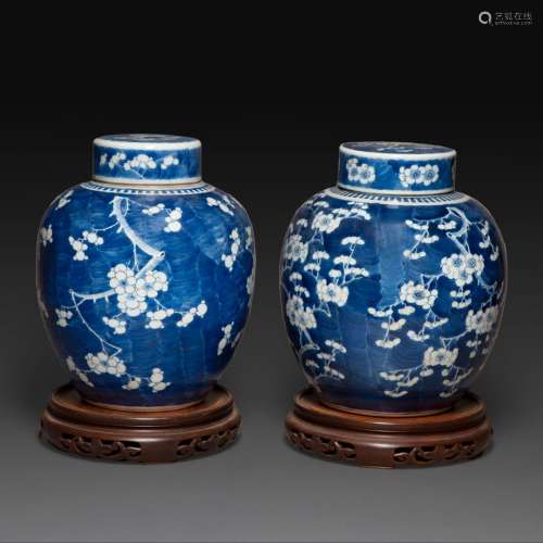 SUITE DE DEUX POTS À GINGEMBRE COUVERTSen porcelaine bleu-bl...