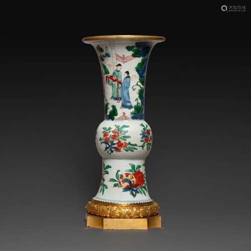 VASE CORNET en porcelaine et émaux polychromes de la famille...