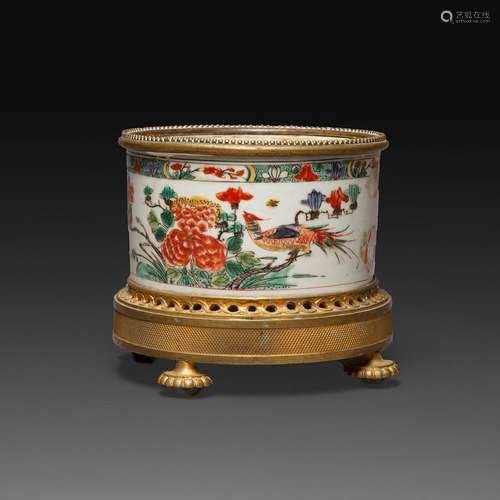 PETITE COUPE QUADRIPODEen porcelaine et émaux polychromes de...