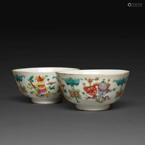 PAIRE DE COUPESen porcelaine et émaux polychromes dans le st...