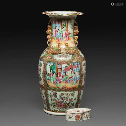 VASE BALUSTREen porcelaine et émaux polychromes dans le styl...