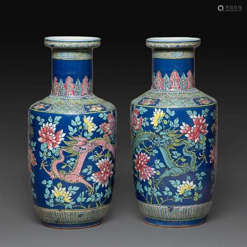 PAIRE DE VASES DE FORME ROULEAUen porcelaine et émaux polych...