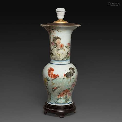 VASE YENYENen porcelaine et émaux qianjiangcai, à décor d'un...