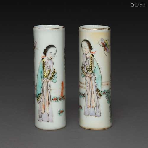 SUITE DE DEUX PETITS VASES CYLINDRIQUESen porcelaine et émau...