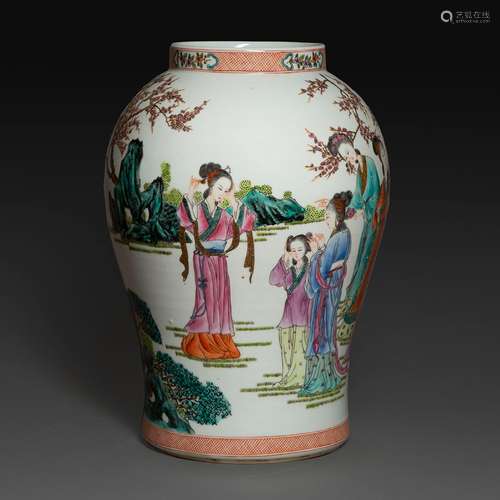 GRAND VASE BALUSTREen porcelaine et émaux polychromes dans l...