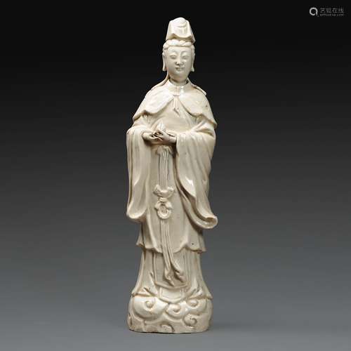 STATUETTE DE GUANYIN en porcelaine émaillée blanc, dite blan...