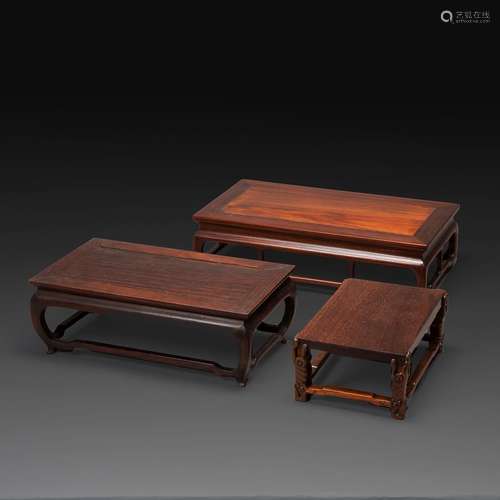 SUITE DE TROIS PETITES TABLES DE LETTRÉSen bois de Hongmu, d...