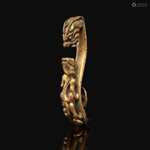 PETITE FIBULEen bronze doré en forme de dragon et de qilong ...