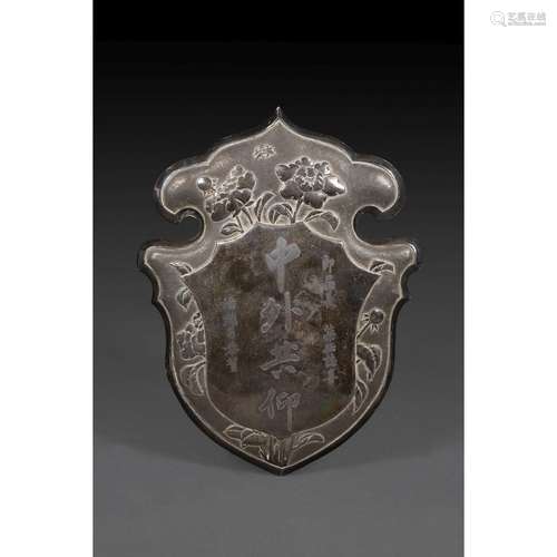 PLAQUE COMMÉMORATIVEen argent repoussé, en forme d'écusson, ...