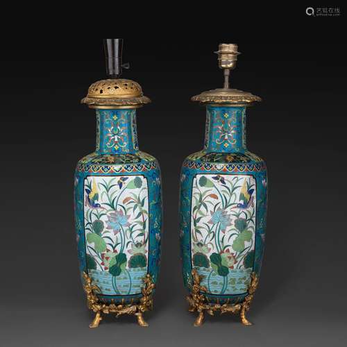 PAIRE DE VASES GUANYIN en bronze et émaux cloisonnés polychr...