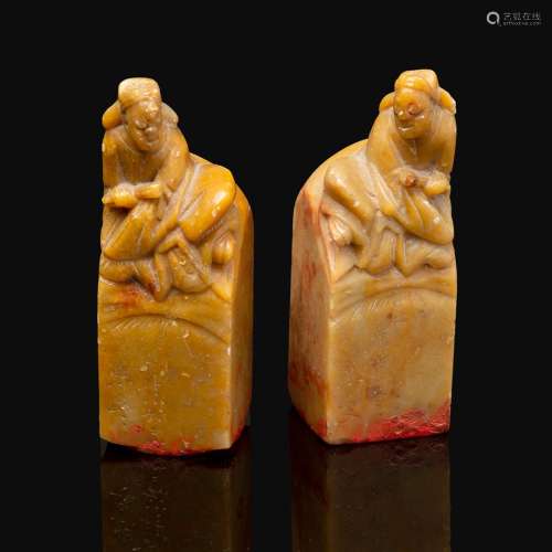 PAIRE DE CACHETSen pierre de shoushan de couleur miel, la pr...
