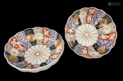 Pair Japanese Imari Hand Painted Scalloped Bowls