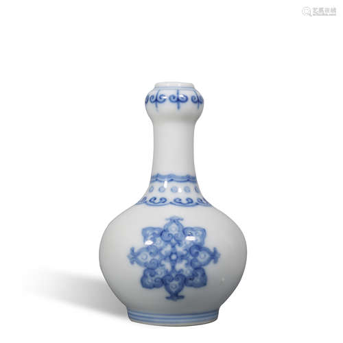 Qing Dynasty Yongzheng blue and white garlic bottle