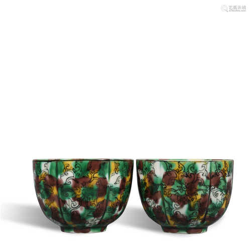 A pair of three color cups of Kangxi Su in Qing Dynasty