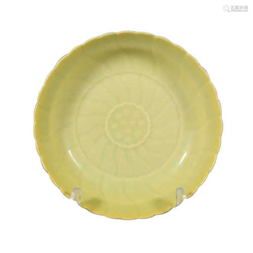 Yongzheng lemon yellow glazed lotus plate in Qing Dynasty