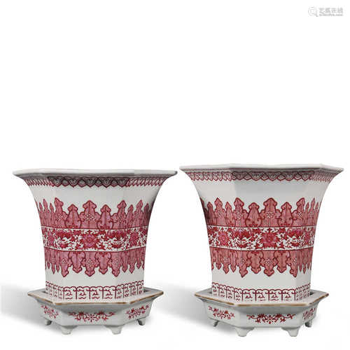 A pair of red flowerpots in Qianlong of Qing Dynasty