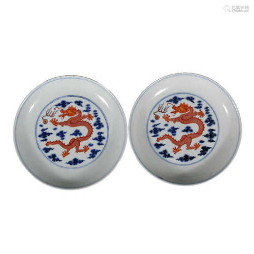 A pair of blue and white red dragon pattern plates in Qianlo...