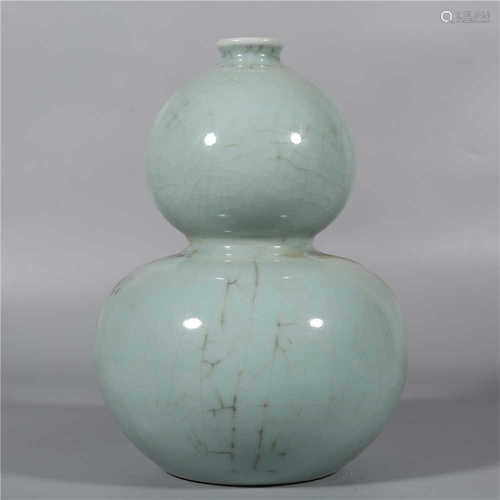 Qing Dynasty Qianlong green glazed gourd bottle