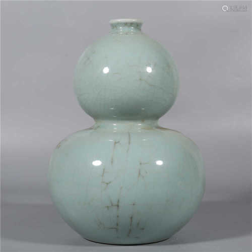 Qing Dynasty Qianlong green glazed gourd bottle