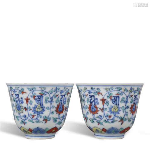 A pair of small cups in Chenghua in Ming Dynasty
