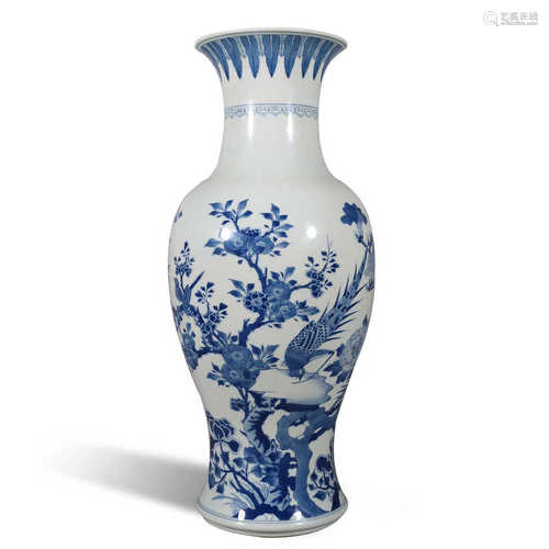 Qing Dynasty Kangxi blue and white flower and bird bottle