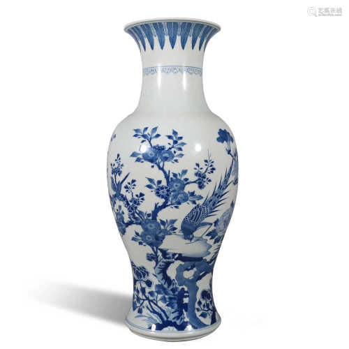 Qing Dynasty Kangxi blue and white flower and bird bottle