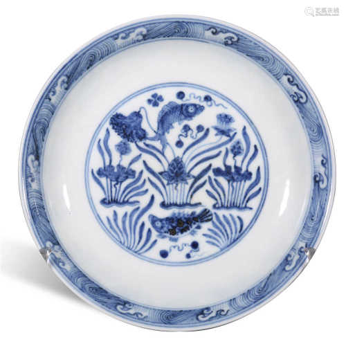 Xuande blue and white fish and algae plate in Ming Dynasty