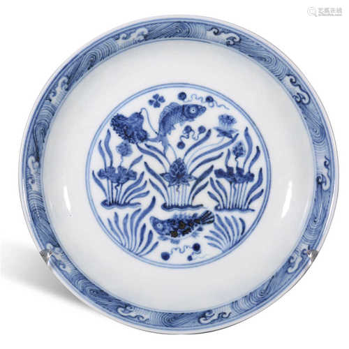 Xuande blue and white fish and algae plate in Ming Dynasty