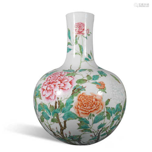 Qing Dynasty Yongzheng pastel vase with flower pattern