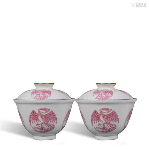A pair of bowls with rouge and phoenix pattern in Qianlong o...